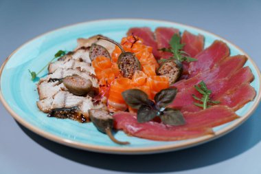 İncir ve Turkuaz Tabakta Ton Balığı, Somon ve Tavuk Dilimli Nefis Gurme Tabağı..