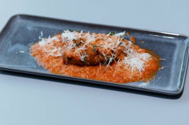 Zarif Seramik Tabakta Taze Parmesan Garnitürlü Gurme İtalyan Köftesi.