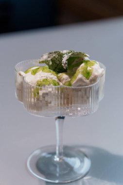 Nane Şekeri ve Çiselemeli Sos ile Zarif Bardakta Nefis Tatlı.