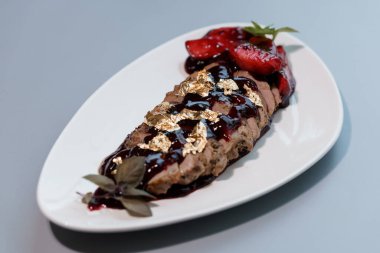 Lüks Gourmet Tatlısı Çikolatalı Mousse ve Altın Yaprak Garnitürlü Zarif Tabak.