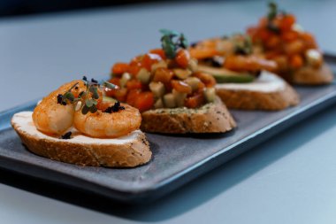 Zarif Masa Ayarlarında Rustik Ahşap Tepside Çeşit Çeşit Çeşit Çerez Tabağı.