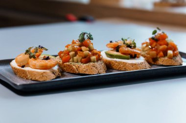 Sanatsal Ekmek Üzerine Karides ve Sebzeli Gurme Tapas Seçimi.