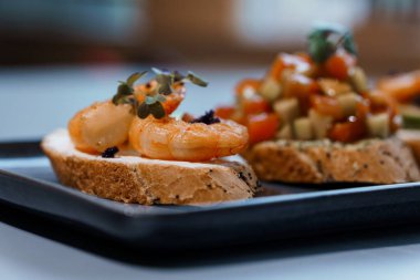 Zarif Mutfak Sunumunda Zanaatkar Ekmek Tabağında Kremalı Karides Şekerleme.