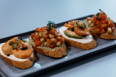 Taze sebzeler, karides ve krem peynirli sandviçli ve çeşitli sebzelerden oluşan gurme..