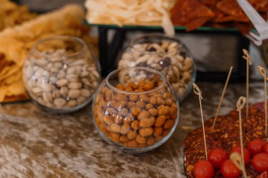 Zarif Açık Büfe 'de Gurme Fındık ve Aperatiflerin Enfes Çeşitleri.