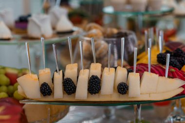 Bir Gurme Büfe Ayarında Taze Karpuz ve Blackberry Şişlerinin Zarif Gösterimi.