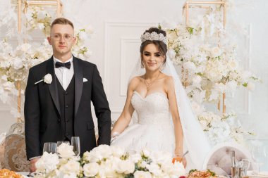 Lüks Çiçeklerin Ortasında Şık Gelin ve Damat Portresi.