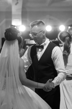 Zarif Siyah ve Beyaz Düğün Dansı Dans pistinde romantik anları yakalıyor.