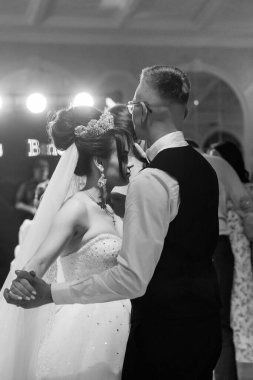 Büyüleyici Siyah-Beyaz Düğün Dansı Zarafetle Yakalandı.