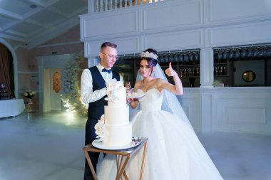 Şık Gelin ve Damat Şatafatlı Mekanda Düğün Pastası Paylaşıyorlar.