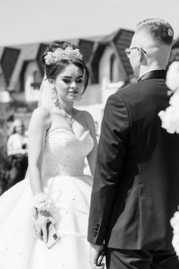 Gelin ve Damatla Siyah-Beyaz Düğün Töreni Samimi Bir Anı Paylaşır.