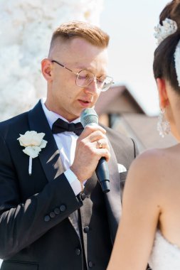 Gelin ve Damat Açık Mavi Gök Altında Yeminler Değiştirme Töreni.