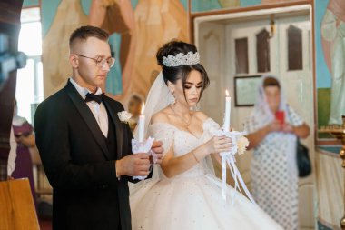 Gelin ve Damat Mumları Kilisede Şık Düğün Töreni.