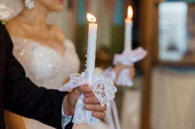 Romantik Atmosferde Dantelli Mumlarla Şık Mum Düğün Töreni.