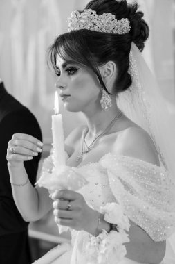 Siyah ve Beyaz Düğün Anında Zarif Gelin Tutma Mumu.
