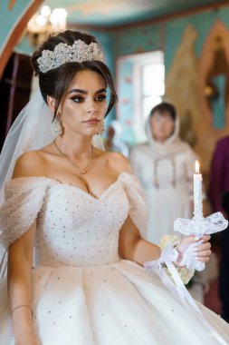 Parlak Taçlı Güzel Gelinlik İçinde Zarif Gelin Tutma Mumu.