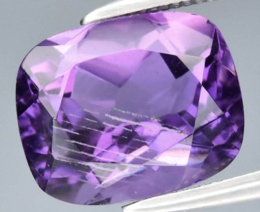 Çarpıcı Yüzlü Mor Ametist Gemstone Işık Yansıması ile Yakın Çekim.