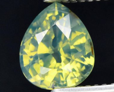 Parlak Sarı Safir Gemstone Yakından Yakından Çekildi Büyüleyici Yüzlerini ve Parlak Parlaklığını Göstererek.