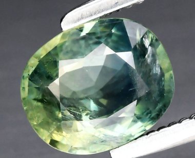 Enfes Oval Yeşil Safir Taşı Yakından Yakından Ele Geçirildi.