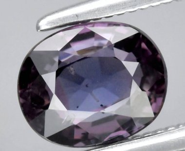 Enfes Oval Kesim Alexandrite Gemstone Metalik Kayışla Çarpıcı Renk Değişikliği Vurgusu.