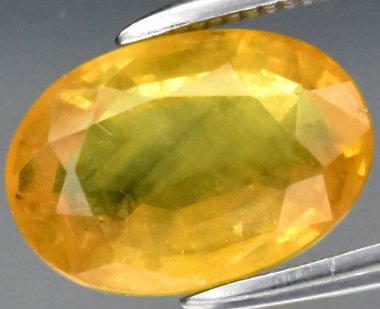 Işık saçan Oval kesim Sarı Safir Taşı Parıldayan Yüzler Hassas Tutuşunda Yakalandı.