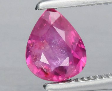Parlak Pembe Safir Gemstone 'un Zarif Yakın Çekimi Sade Berraklığı.