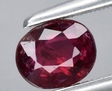 Cımbızla tutulan Işıldayan Yakutun Yakın Çekimi.