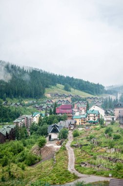 Sisli Ormanlar ve Tuhaf Evlerle Manzaralı Dağ Köyü Manzarası.