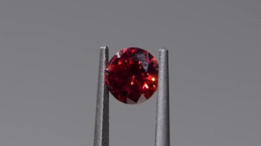 Hassas Cımbızla Zarif Kırmızı Gemstone Parlak Yüz Kesikleri ve Parlak Parıltı Vurguluyor