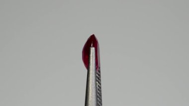 Cımbızla Mücevher ve Gemoloji için Cımbız Çekici Ruby Gemstone