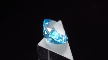 Büyüleyici Blue Gemstone 'un 360 numaralı görüntüsü mü? Parlak Yüzler ve Parlak Açıklık Görünümü