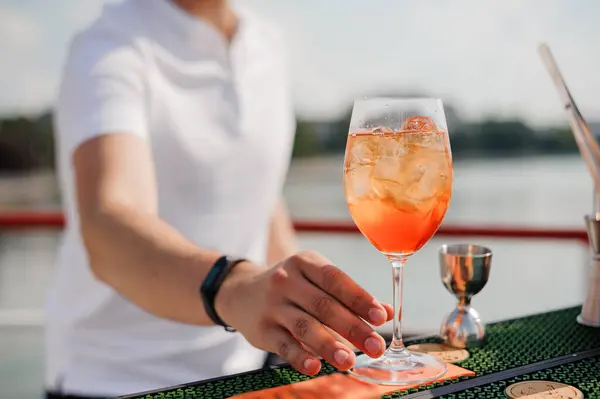 Serinletici Yaz Kokteyli Su Manzaralı Manzaralı Manzaralı Manzaralı Açık Hava Barında.