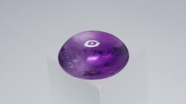 Zengin Mor Renkleri Gösteren Cilalı Ametist Gemstone 'un Büyüleyici Yakın Çekimi