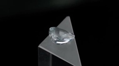 Parlak Kalp Şeklinde Gemstone Bir Prizma Üzerinde Zarifçe Gösterildi