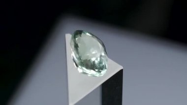 Zarif Yeşil Gemstone Parıldıyor Şık bir ekran standında