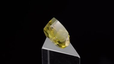 Parlak Sarı Gemstone Büyüleyici Yüzler ve Parlak Parlaklığı Gösteriyor