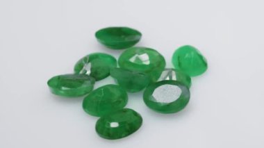Cilalı Yeşil Gemstone 'ların Güzel Çeşitliliği Canlı Renkler ve Parlak Yüzler Gösteriyor
