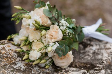 Krema Gülleri 'nin Zarif Gelin Buketi ve Köy Taşı Üzerine Okaliptüs.