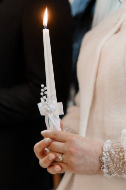 Romantik Seremoni Ayarlarında Beyaz Mum Tutan Zarif Gelin.