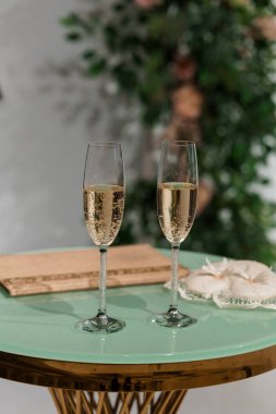 Nane Yeşili Masada Çiçekli Şampanyalı Tost.