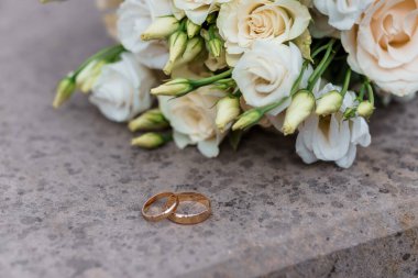 Taş Yüzeyde Alyanslarla Zarif Çiçek Düzenleme.