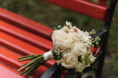 Beyaz Güller ve Kırmızı Benekli Altın Yüzüklü Zarif Düğün Çiçeği.