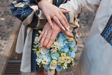 Zarif Düğün Detayları Yüzüklü Eller Güzel Çiçek Buketi Tutuyor.