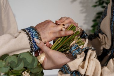 Romantik Nişan Töreni: Geleneksel Dekor ve Yeşillik Yüzüklerle Elleri Değiştirme.