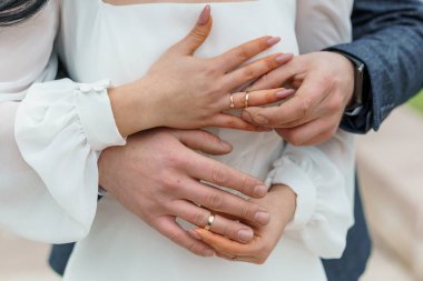 Romantik Ayarlarda Yeni Evli Evlilik Yüzüklerini Gösteren Şefkatli Kucaklaşma.