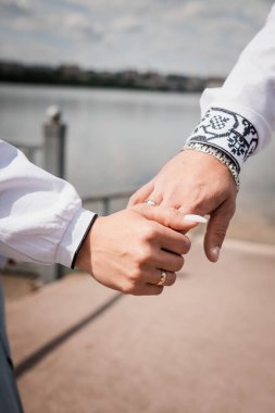 Hassas an: Geleneksel Nakışla Serene Water 'ın Elleri.