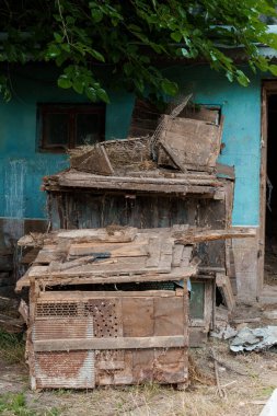 Terk Edilmiş Köy Barakası Etrafı Yeşilliklerle çevrili.