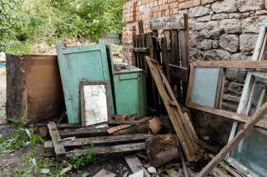 Terk Edilmiş Kırsal Nesneler Fazla Gelişmiş Bir Açık Alan Ayarında.