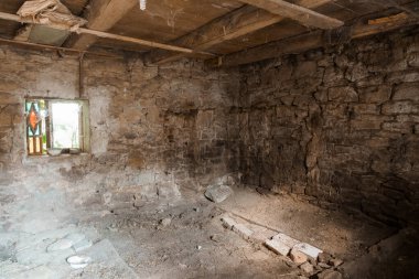 Küçük Pencereden Doğal Işıklı Terk Edilmiş Taş Oda.