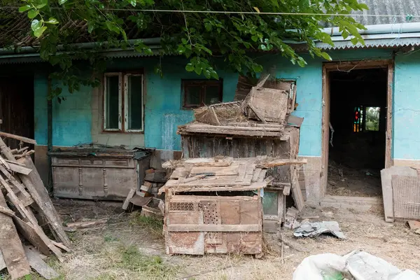 Terk Edilmiş Bir Çiftlik Evinin Etrafında Bitkiler ve Havayla Sarılı Yapılar.